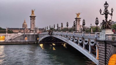 Classical and Monumental Paris Tour along the Seine River - Place de la Concorde: fear and spectacle in one place