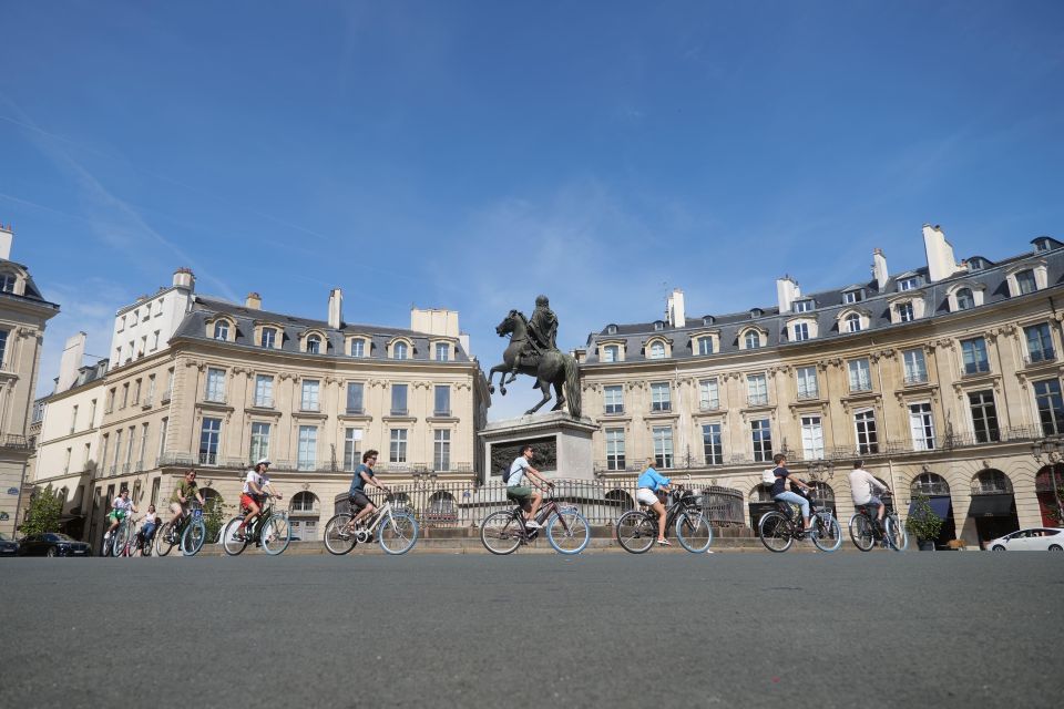 Discover Paris by bike - Le Marais and Centre Pompidou: neighborhood contrast you can feel