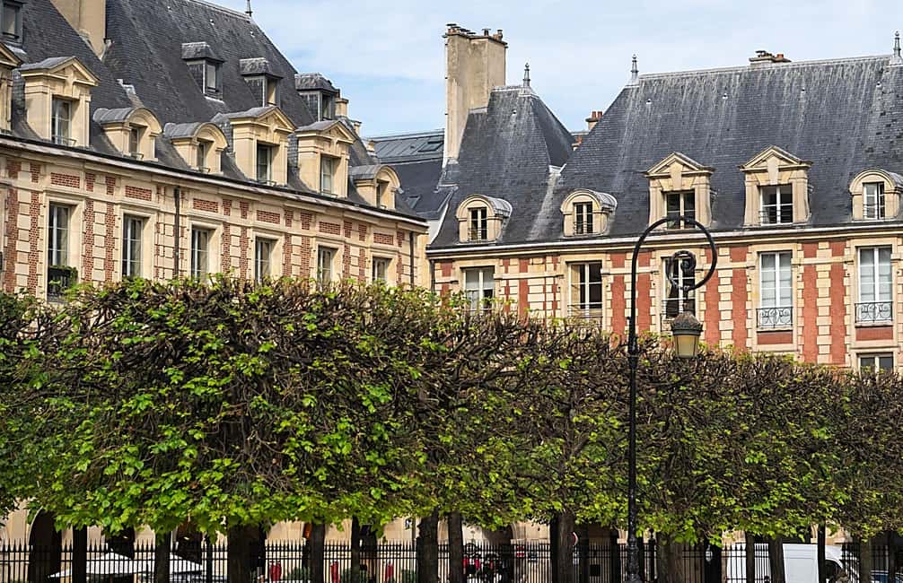 Discover the Marais (:) An Outdoor Detective Adventure - Place des Vosges: the grand square that helps you orient fast