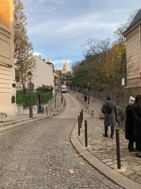 Eat, play & Love - Montmartre Walking Tour- Kids friendly - - A mini flea market stop: souvenir shopping with an actual reason