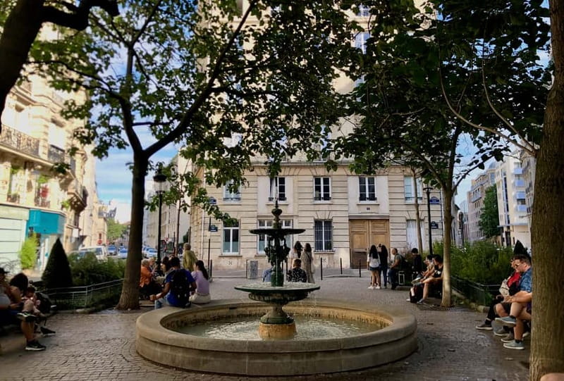 Emily inspired walking tour - Stop 1: Le Kiosque des noctambules and the night-paris mood