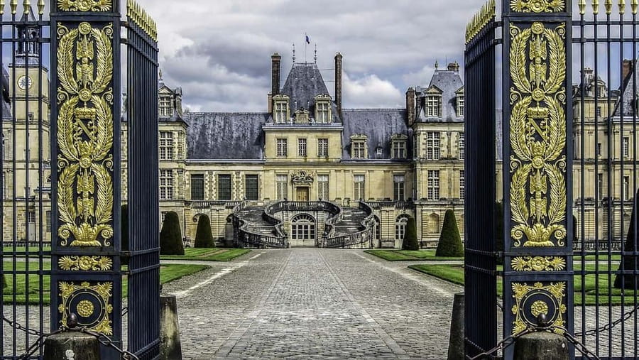 Fontainebleau Castle Private guided tour from Paris - Inside the château: what a good guide helps you catch