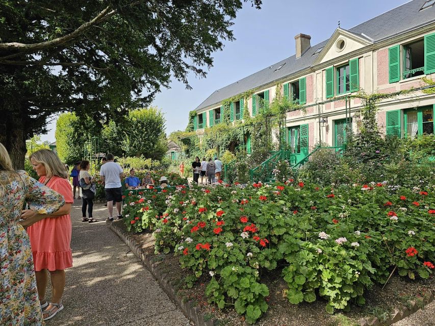 From Paris: Auvers-sur-Oise & Giverny Excursion - The Auvers-sur-Oise cemetery and the funeral details that frame the goodbye