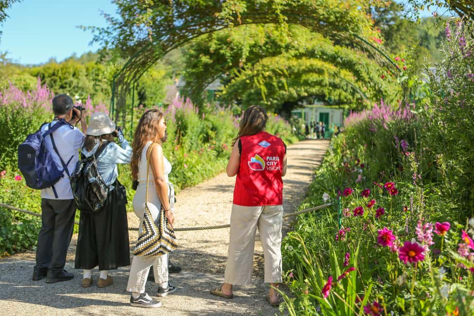 From Paris: Giverny Day Trip with Audio Guide or Live Guide - How the Timed Schedule Feels: Crowd Reality and Practical Pacing