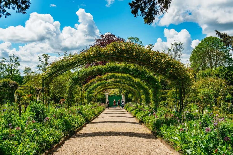 From Paris: Giverny, Monet’s House, & Gardens Half-Day Trip - Monet’s tomb photo stop: quick but worth it