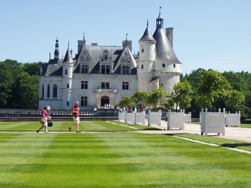From Paris: Loire Valley Castles Full-Day Tour with Lunch - Chateau d’Amboise: Where Royal Living Meets Renaissance Style