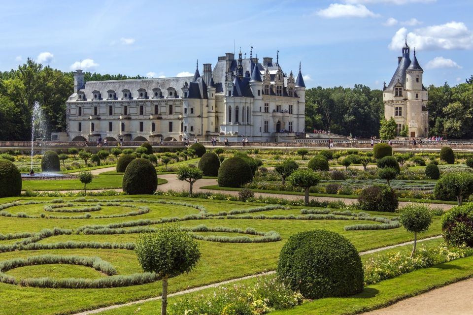 From Paris: Loire Valley Castles Tour with Hotel Transfers - Château de Cheverny: tradition, French art of living, and famed hounds