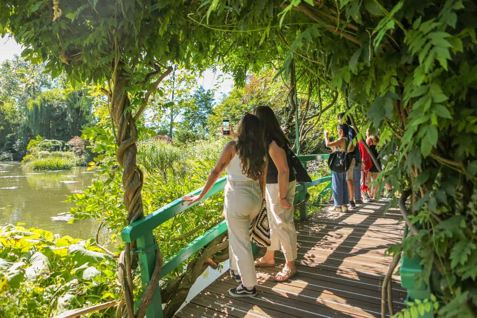 From Paris: Monet Impressionism Tour to Giverny by Minibus - Timing and crowds: how the guide helps you get better pictures and better understanding