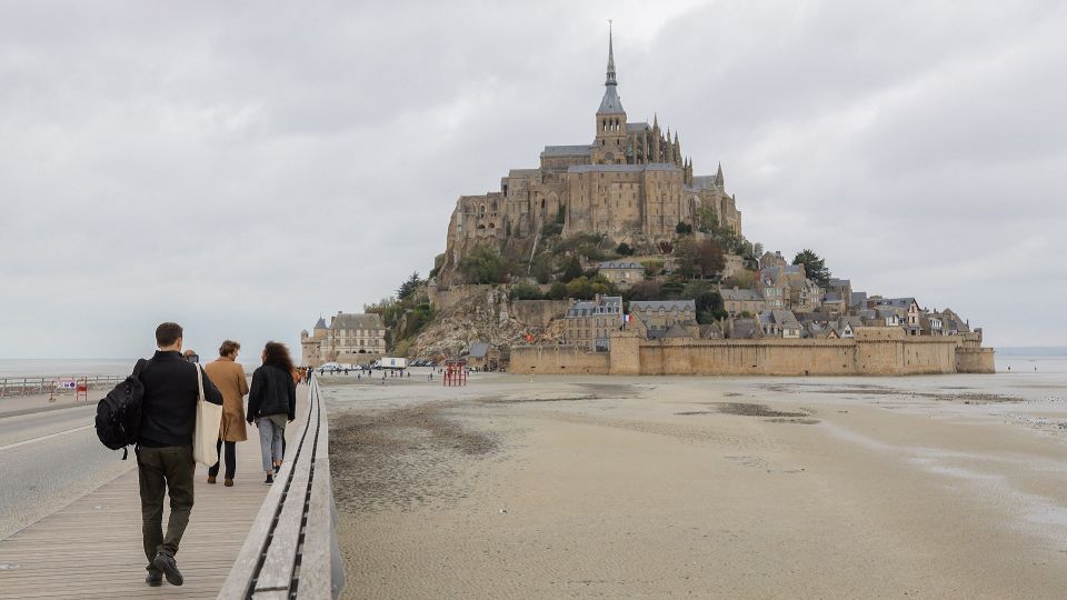 From Paris: Mont St Michel and Loire Valley 2 Day Tour - Small tips that make a big difference