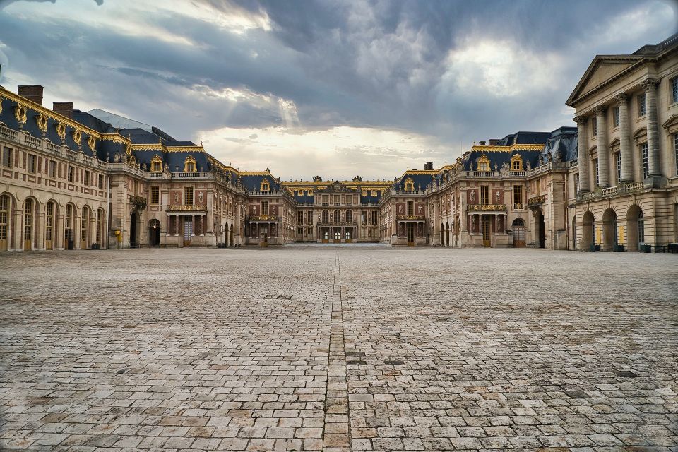 From Paris: Versailles Palace and Gardens Guided Experience - The guides: what names like Veronica, Antonio, and Lucy signal