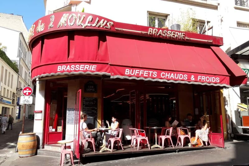 German private Walking Tour through Montmartre & Passages - Place Blanche and Moulin Rouge: the perfect start point