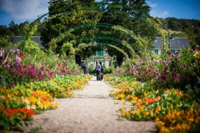 Giverny: Monet's House and Gardens Guided Tour - Getting there the smart way: meet at Les Nymphéas and start quickly