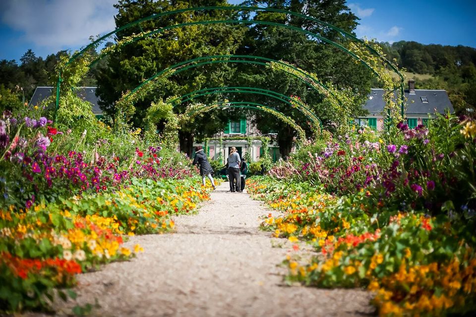Giverny: Monet's House and Gardens Guided Tour - Getting there the smart way: meet at Les Nymphéas and start quickly