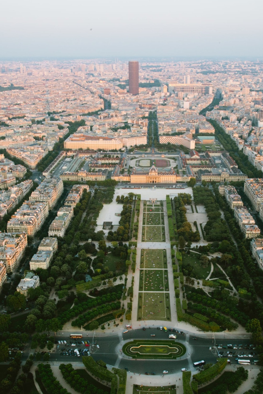 Highlights of Paris Bike Tour in English or Dutch - Price and value: why $51 can work for busy itineraries