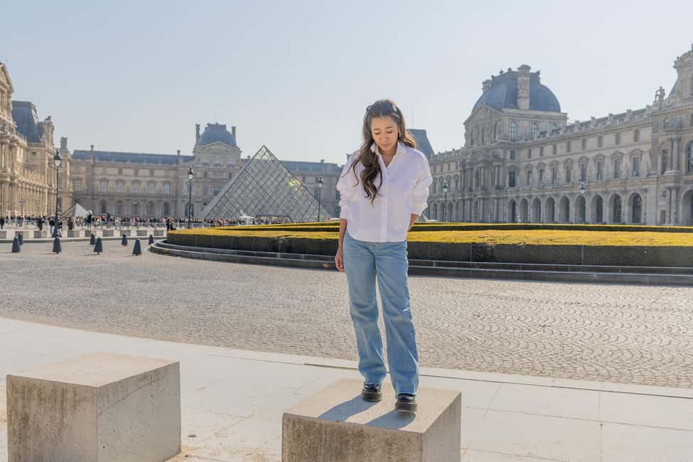 Louvre area photo shoot by Paris photographer - Louvre Museum photo stop: using the pyramid without getting trapped in the crowd