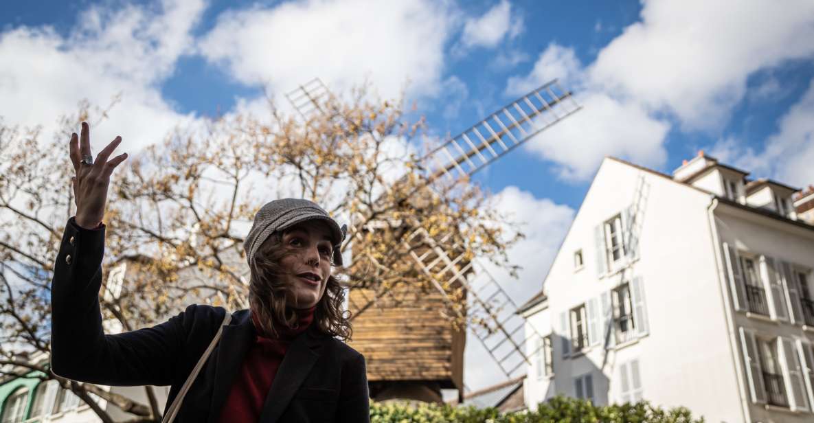 Montmartre en chansons: tour with a professional singer - Starting at Place des Abbesses, then walking straight into the song