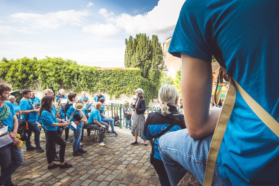 Montmartre en chansons: tour with a professional singer - Place du Tertre: artists, energy, and a fitting finale before Sacré-Cœur
