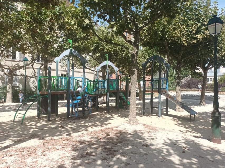 Montmartre: Guided Tour for Kids and Families - Playgrounds and carrousels: the built-in energy management trick