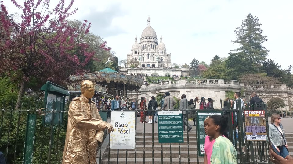 Montmartre: Guided Tour for Kids and Families - Abbesses, the I love you wall, and the final carousel moment