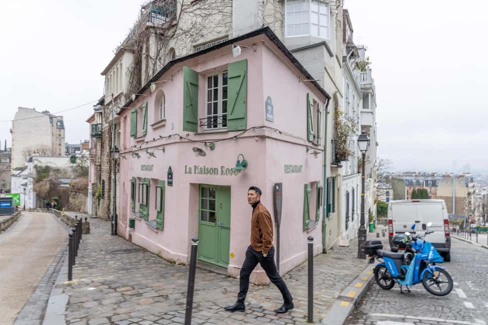 Montmartre Sacre Coeur area photoshoot by Paris photographer - Language options keep the session smooth