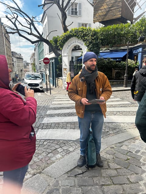 Montmartre Walking Tour: A Journey Through Art and History - Where you meet and how the tour stays personal