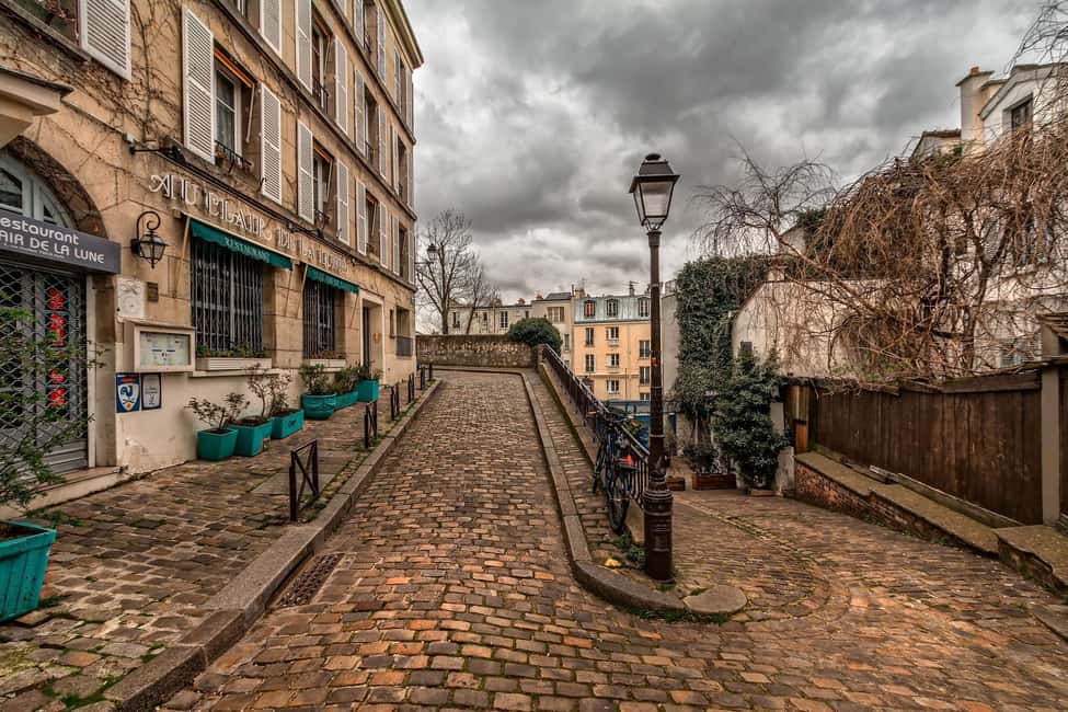 Montmartre Walking Tour in English - Where You Start by Métro Blanche (and How Not to Miss the Group)