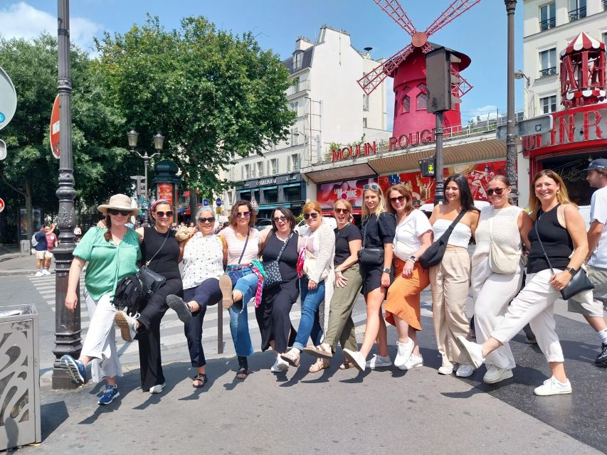 Montmatre Walking Tour: the essential highlights+ - Place du Tertre: watching artists work in the open air