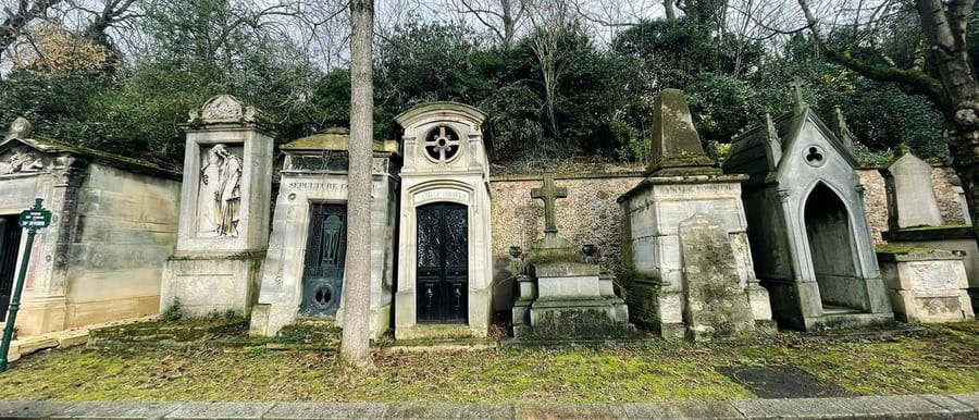 Mysteries of Père Lachaise - Finding the meeting point at the largest entrance