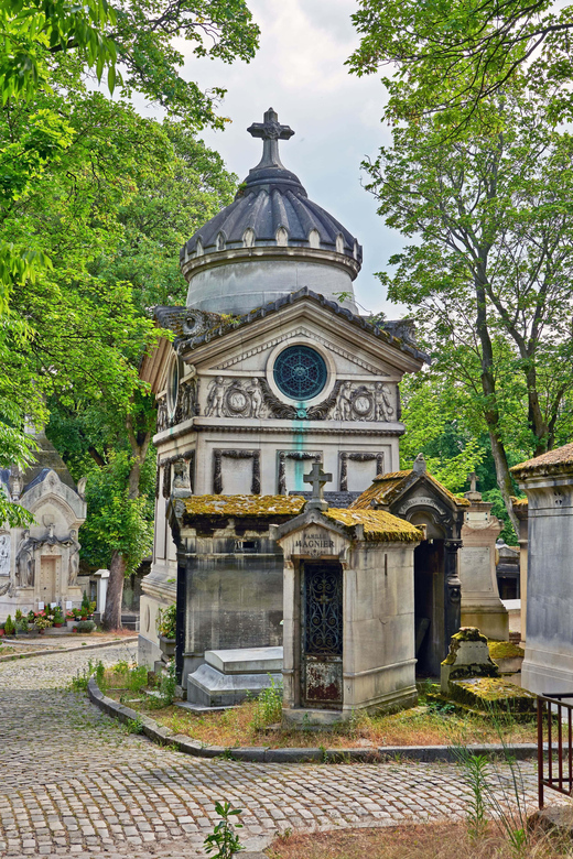 Mysteries of Père Lachaise - Stop 3: Robertson, illusions, skulls, and phantasmagorias