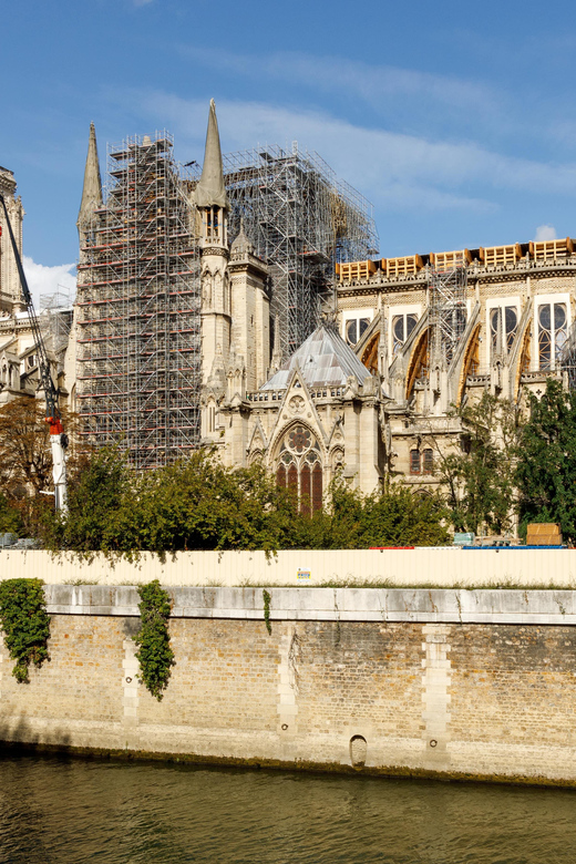 Notre-Dame de Paris : the mysteries of reconstruction - Meeting at Pont au Double: the smart way to start