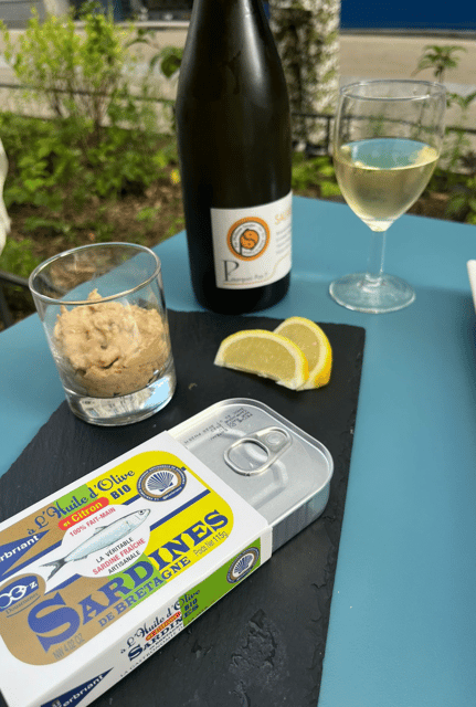 Oyster and white wine tasting in the heart of Montmartre - What you actually taste: oysters, rillettes, and white wine