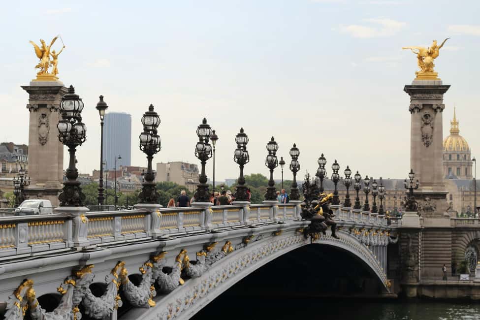 Pairs: The Opera to Hotel des Invalides Guided Walking Tour - Spanish guide and audio guide: how to make the language work for you