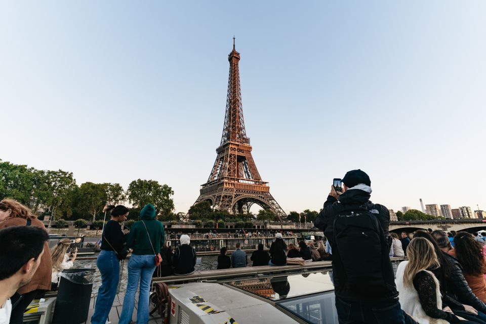 Paris: 1-Hour Sightseeing Cruise and 3-Course Bistro Dinner - The Bateaux Parisiens experience: what “one hour” actually delivers