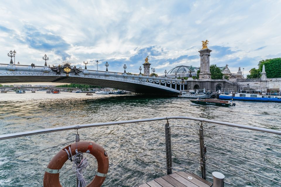 Paris: 3-Course-Dinner Cruise on the Seine with live music - Getting there without stress: meeting point, dress code, and what not to bring