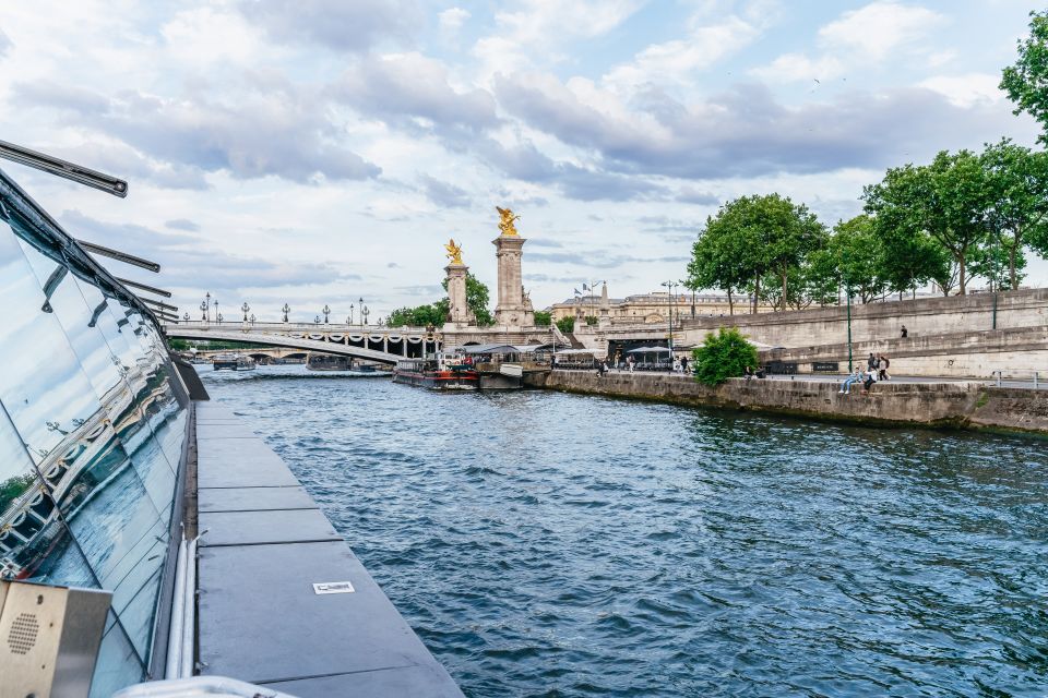 Paris: 3-Course-Dinner Cruise on the Seine with live music - Who this cruise is for (and who should think twice)