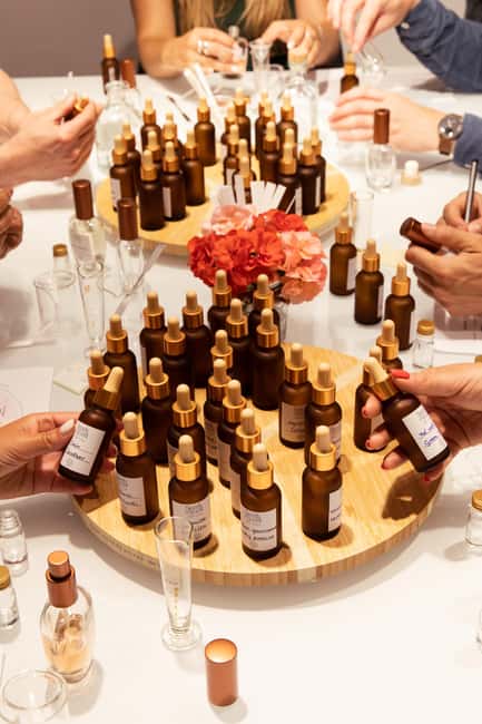 Paris 4 : Fragrance Creation Workshops - Vegan Perfumes - Walking Into an Île Saint-Louis Art Gallery Workshop