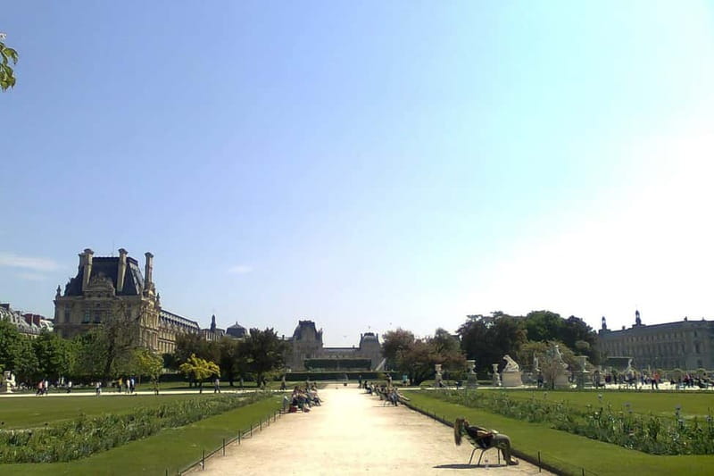 Paris 6-Hour Private Guided Walking Tour - Meeting your guide: hotel pickup and the red tote bag