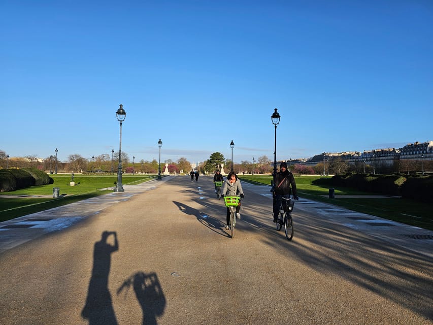 Paris Before the Crowds: Sunrise Bike Tour with Breakfast - Following the Seine flow toward quiet icons