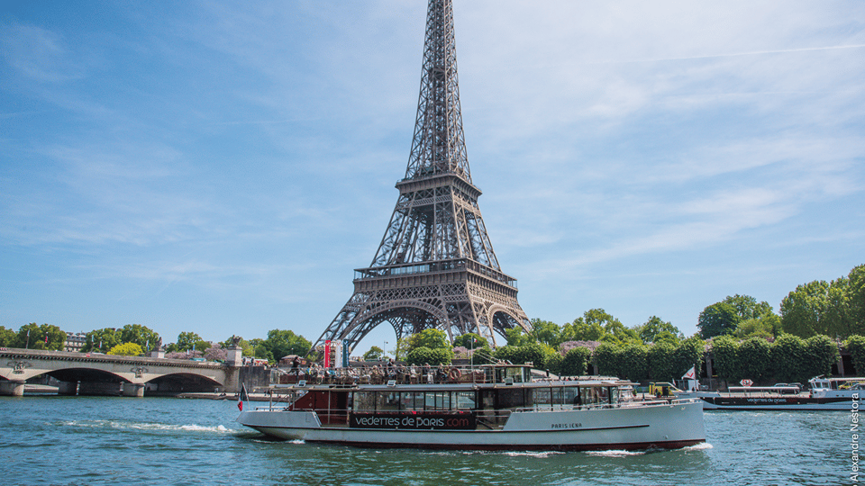 Paris: Champagne Tasting Cruise Departure from Eiffel Tower - What you’ll actually see in the one-hour cruise
