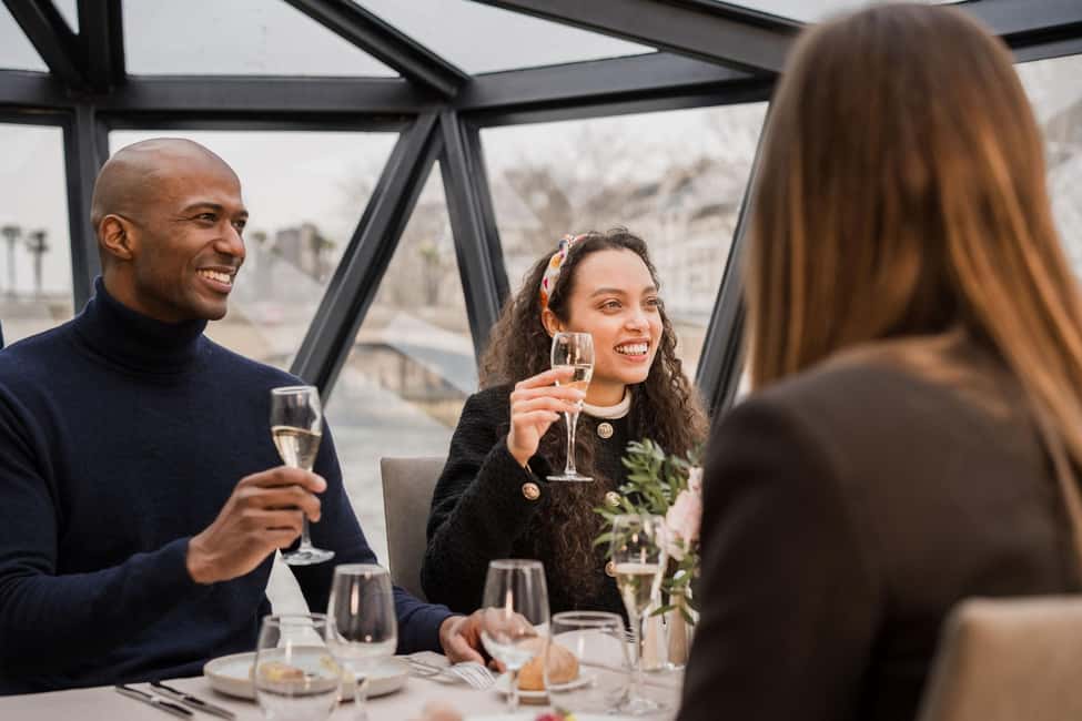 Paris : Christmas Special Lunch Cruise on the Seine River - The route: Île de la Cité, bridges, quays, and riverside Paris