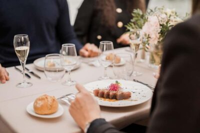 Paris : Christmas Special Lunch Cruise on the Seine River - How the meal works on board: Maître d’Hôtel pace and course timing