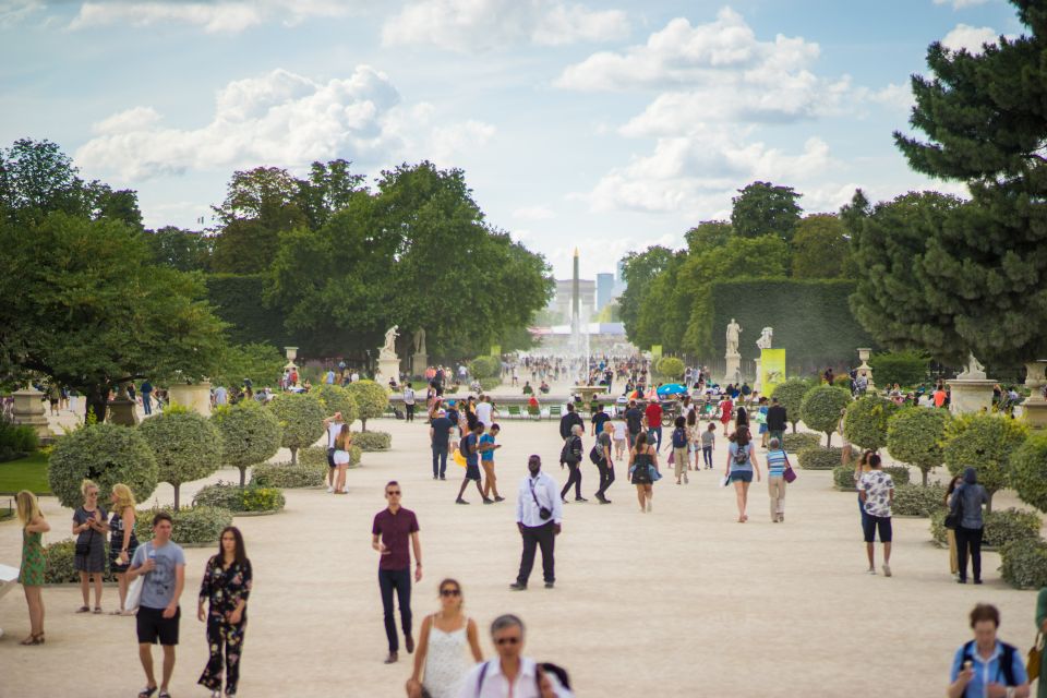 Paris: City Center Group Tour in German - Along the Seine and Pont Neuf: the oldest bridge moment