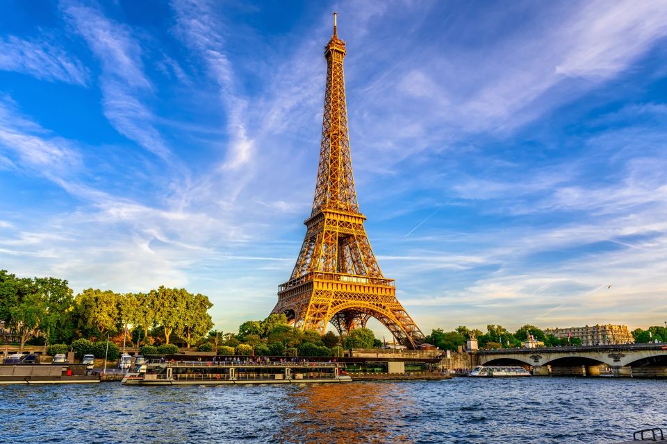 Paris City Center Self-Guided Walking Tour - Île de la Cité and Notre-Dame: small streets before the big icon