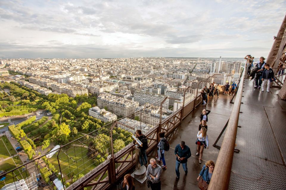 Paris: City Tour by Bus with Eiffel Tower & Optional Summit - The bus route: seeing the Champs-Élysées and Louvre area lit up