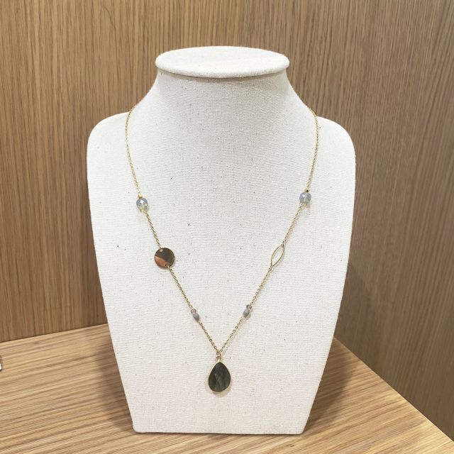 Paris: Create Your Own DIY Jewelry Souvenir Workshop - Entering Oscar Bijoux and settling into the workshop pace