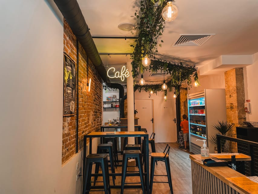 Paris: Crepes and cider tasting Experience - The staff and the room: helpful, not fussy