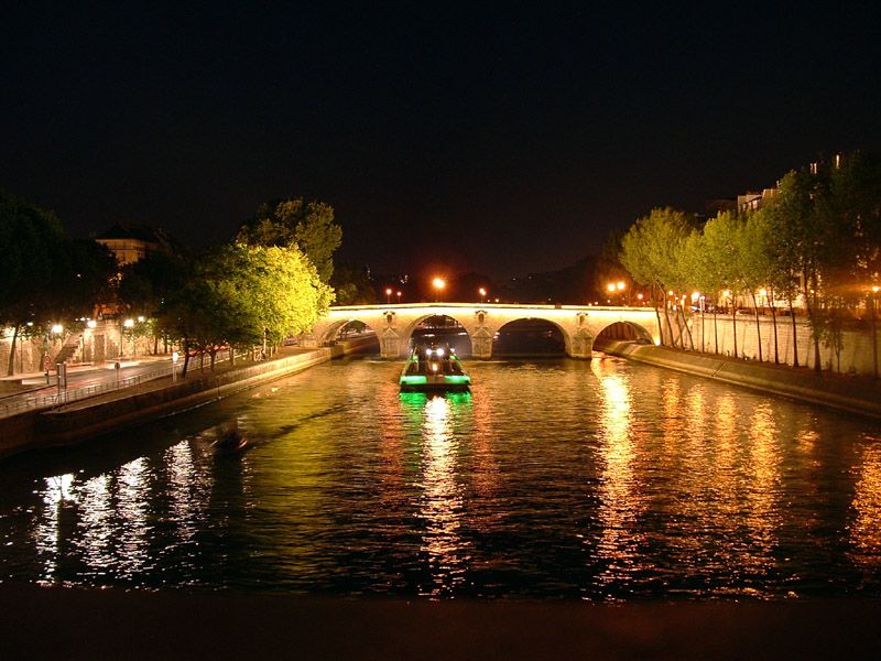 Paris: Dinner Cruise on the Seine and Eiffel Tower 2nd floor - How the Seine cruise builds a perfect evening loop