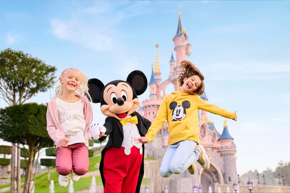 Paris: Disneyland Paris Ticket with Transfer - The pace once you arrive: 10 hours in the parks