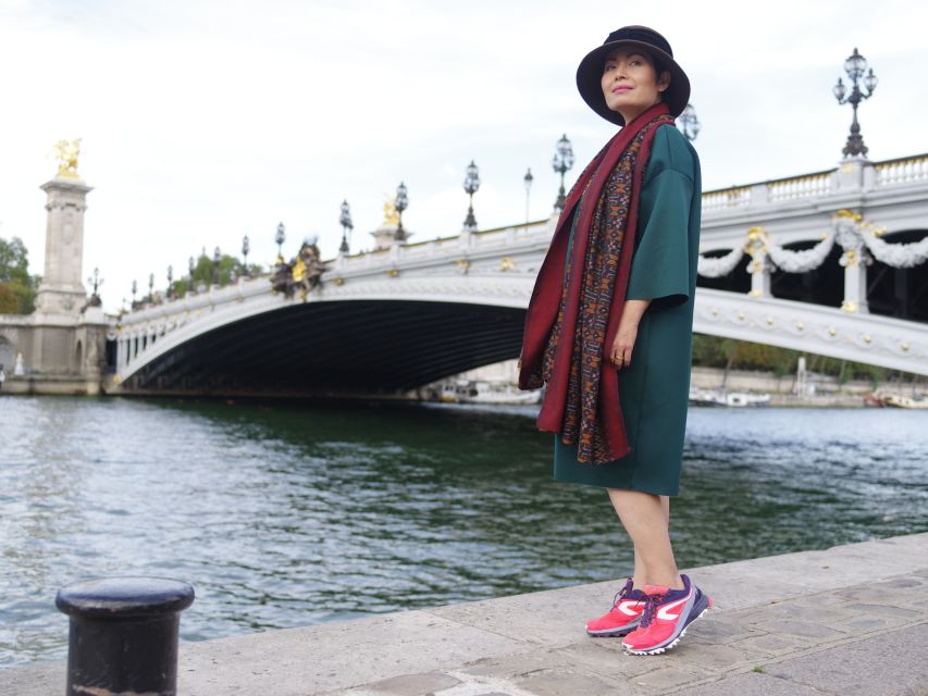 Paris: Eiffel Tower and Paris Bridges Private Photowalk - Photographer skills: posing help and smart spot selection