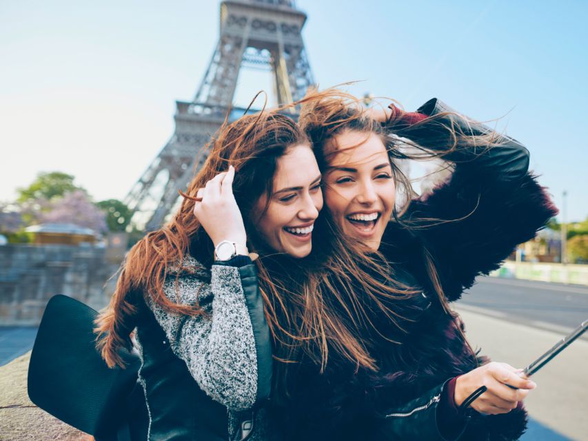 Paris: Eiffel Tower Hosted Tour, Seine Cruise and City Tour - Meeting at Place de Sydney: finding the guide fast